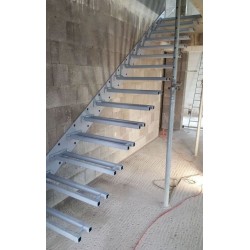 Лестница металлическая со ступенями в консоли А-34